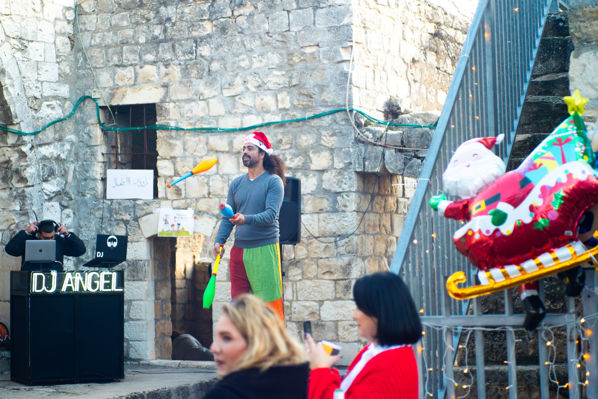 חגיגה ספונטנית. ליצן בשוק כריסמס בבירעם, דצמבר 2025 (צילום: אנה מריה חאווה)
