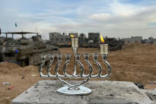 זה לא חורבן של אבנים כמו פעם, זה חורבן המצפון שבלב. נר ראשון של חנוכה בעזה צילום דוצ