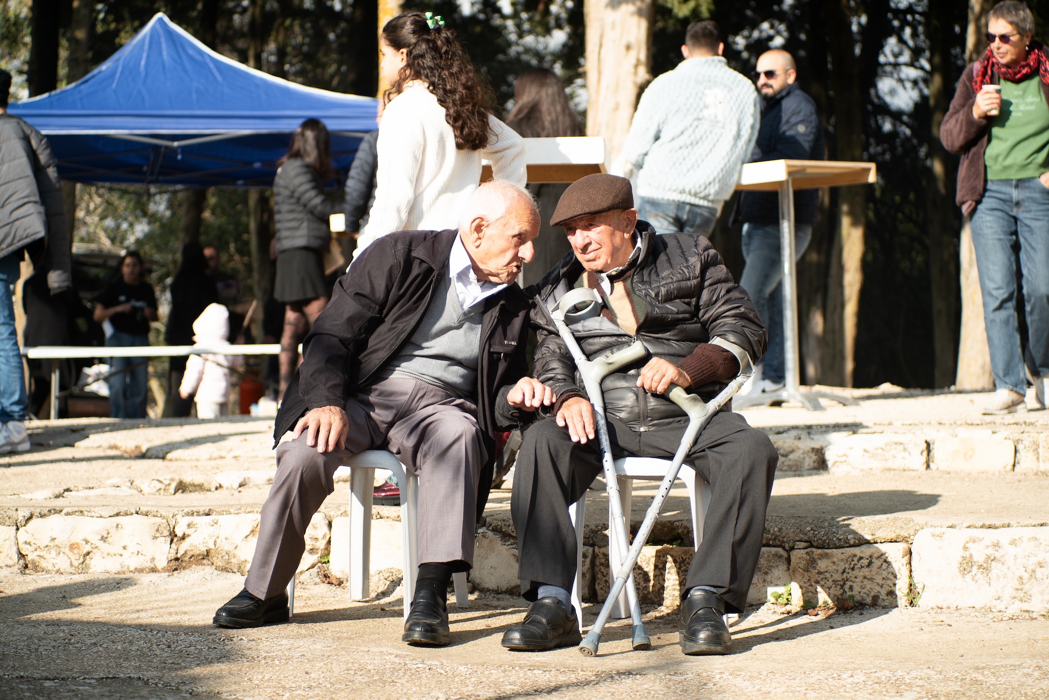 זוכר כל אבן. עיסא (משמאל) בחגיגות הכריסמס בבירעם, דצמבר 2025 (צילום: אנה מריה חאווה)