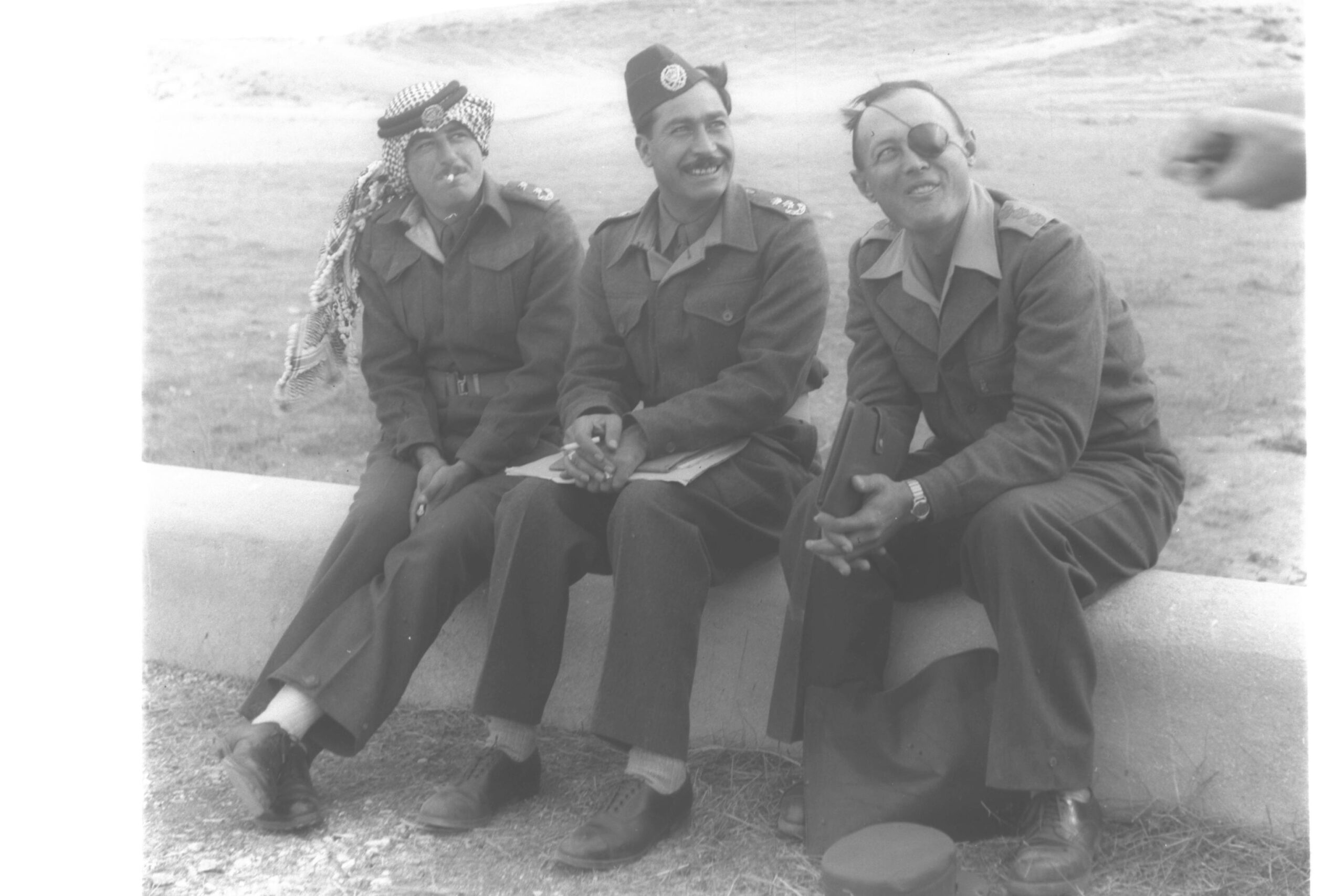רצה לשמור על הסטטוס קוו. משה דיין (מימין) בשיחות על שביתת הנשק עם ירדן, 1949 (צילום: לע"מ)