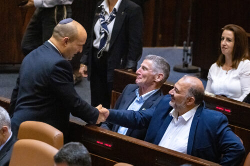 יו"ר רע"מ מנסור עבאס עם ראש הממשלה נפתלי בנט, ב-21 ביוני 2021 (צילום: אוליבייה פיטוסי / פלאש90)