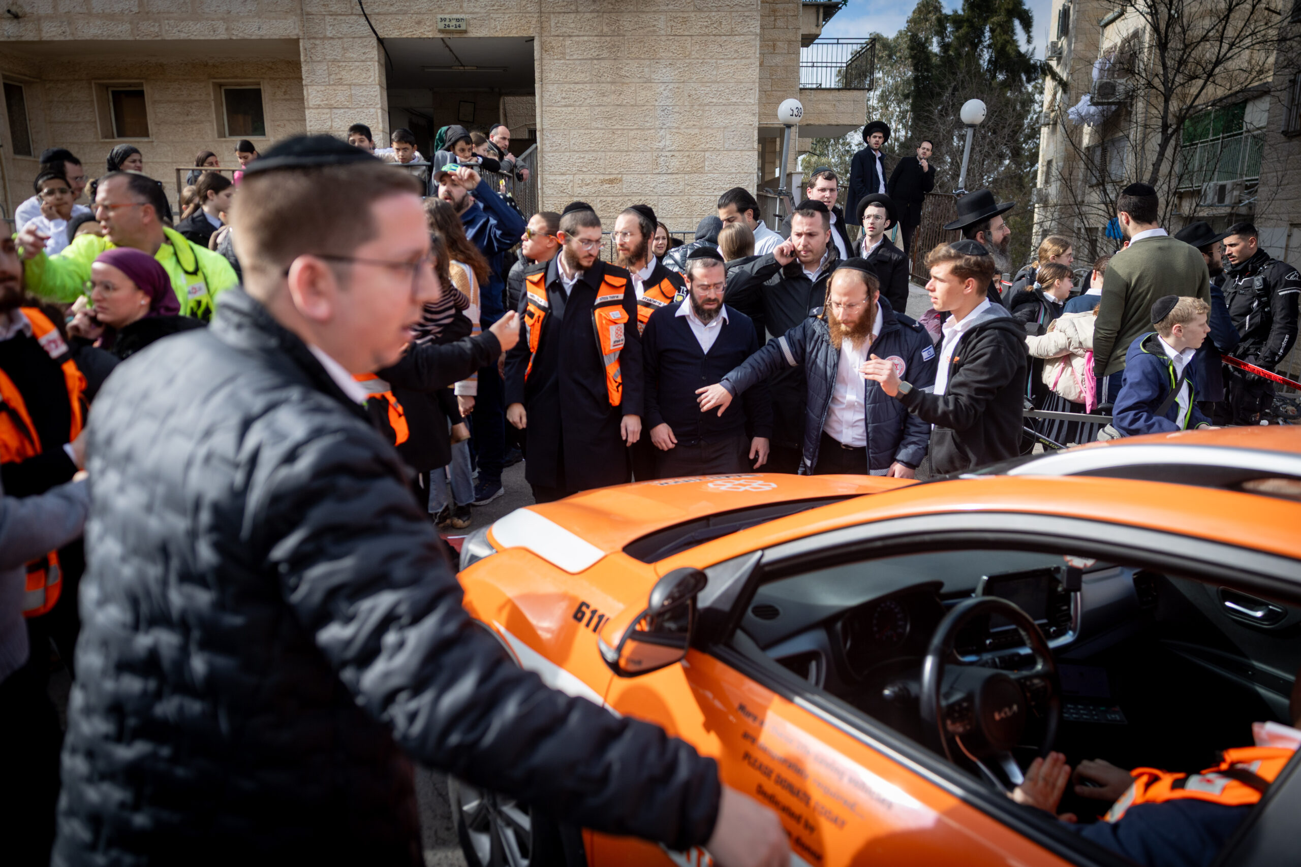 צוותי חילוץ ליד המעון בירושלים שבו מתו שני תינוקות, ב-19 בינואר 2026 (צילום: חיים גולדברג / פלאש90)