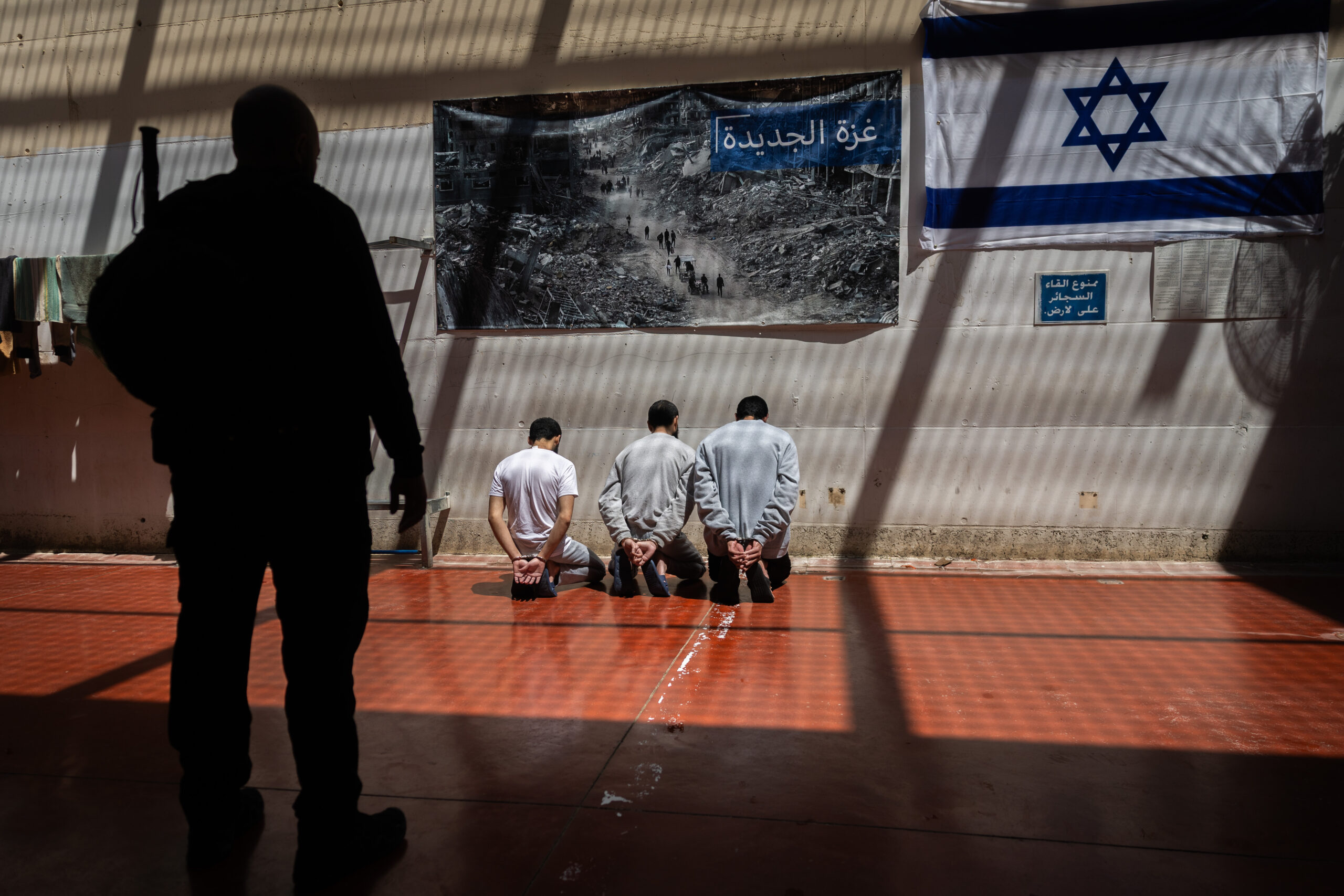 אסירים פלסטינים בכלא במרכז הארץ, ב-6 במאי 2025 (צילום: חיים גולדברג / פלאש90)