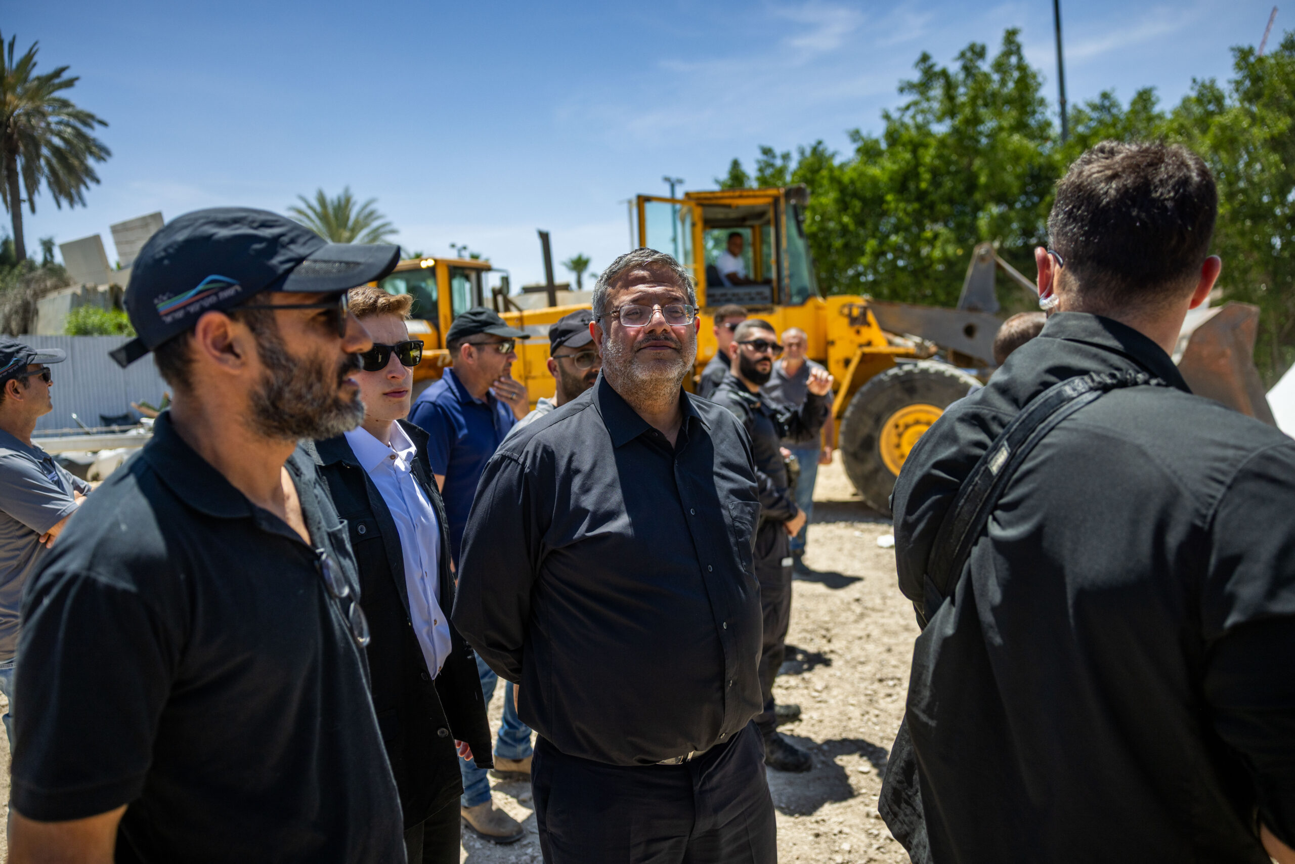 זוכה לחיבוקים מהשוטרים. איתמר בן גביר בהריסת מבנים ברהט, 7 במאי 2025 (צילום: חיים גולדברג / פלאש90)