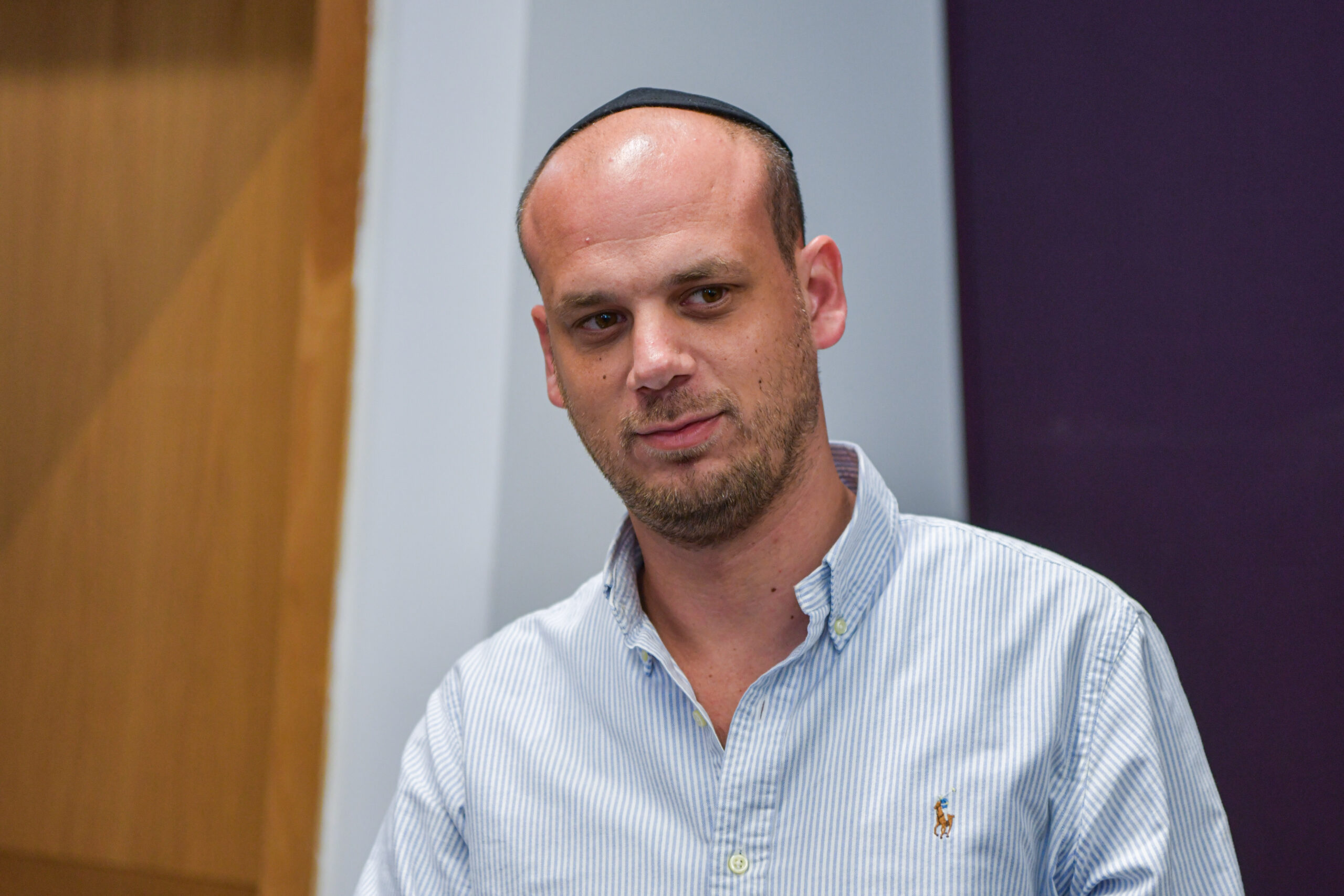 ברא מציאות, והכתבים שידרו אותה. אלי פלדשטיין בבית המשפט המחוזי בתל אביב, 15 ביולי 2025 (צילום: אבשלום ששוני / פלאש90)