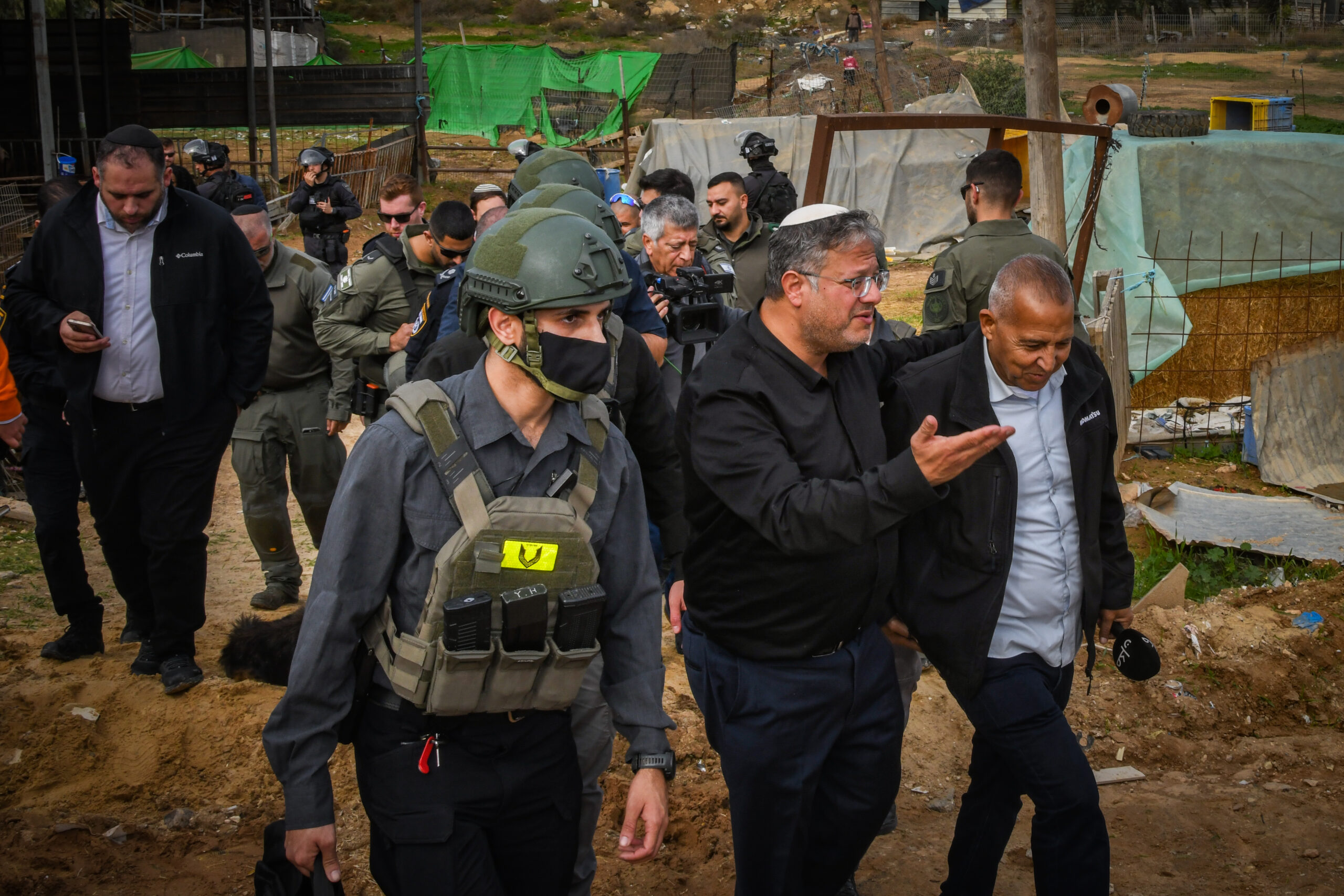 השר לביטחון לאומי איתמר בן גביר בסיור בתראבין אלסאנע, ב-31 בדצמבר 2025 (צילום: דודו גרינשפן / פלאש90)
