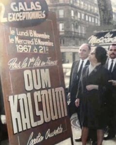 אום כולתום ליד השלט שמפרסם את ההופעה שלה בפריז, ב-12 בנובמבר 1967 (צילום: וויקימדיה, CC BY-SA 4.0)