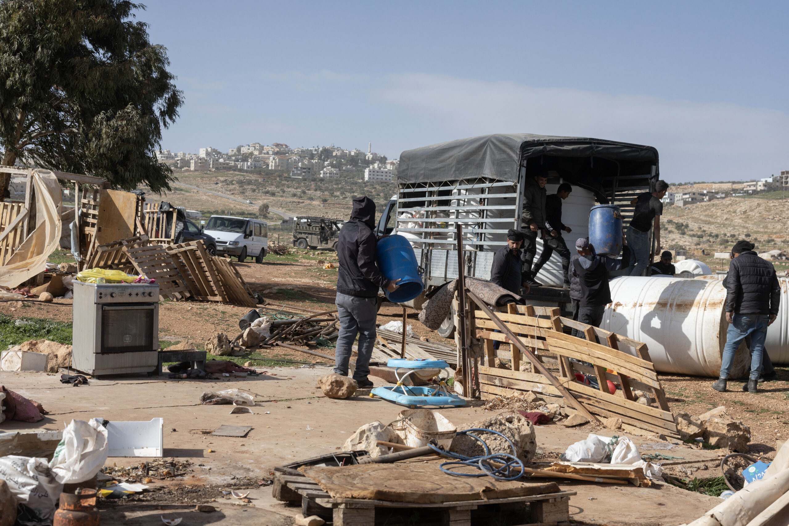 תושבים עוזבים קהילה בדואית ליד הכפר רמון, בה חיו פליטי ואדי סיק, 18 בפברואר 2026 (צילום: אורן זיו*