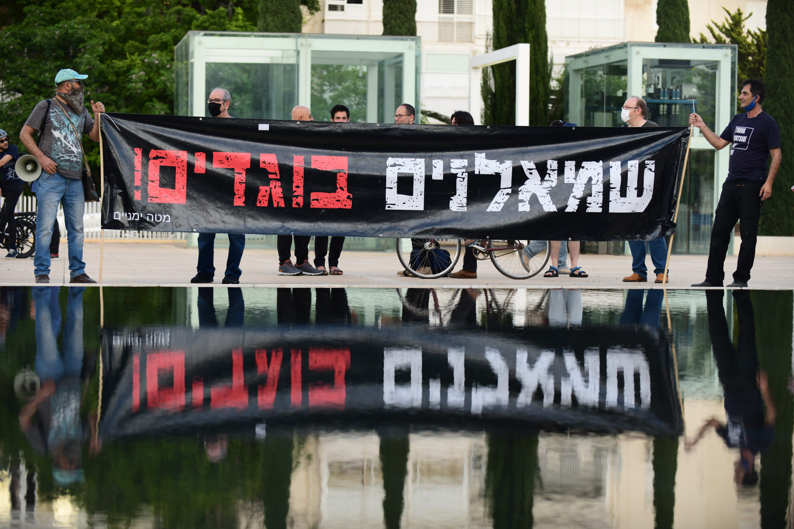לפי תומכי נתניהו, במקרה הרע השמאל תיאם את 7 באוקטובר עם חמאס, במקרה הטוב היא רק סייע לו. הפגנת ימין בכיר הבימה בתל אביב, אפריל 2021 (צילום: תומר נויברג / פלאש90) לפי תומכי נתניהו, במקרה הרע השמאל תיאם את 7 באוקטובר עם חמאס, במקרה הטוב היא רק סייע לו. הפגנת ימין בכיר הבימה בתל אביב, אפריל 2021 (צילום: תומר נויברג / פלאש90)