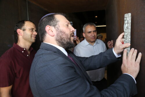 רמב"ם התנגד לקמיעות. עמיחי אליהו מקדש אותן. שר המורשת אליהו בטקס לחנוכת אתר ארכיאולוגי בגוש עציון, 22 באוגוסט 2022 (צילום: גרשון אלינסון / פלאש90) רמב"ם התנגד לקמיעות. עמיחי אליהו מקדש אותן. שר המורשת אליהו בטקס לחנוכת אתר ארכיאולוגי בגוש עציון, 22 באוגוסט 2022 (צילום: גרשון אלינסון / פלאש90)