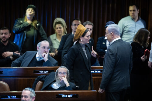 חברת הכנסת לימור סון הר-מלך עם ראש הממשלה בנימין נתניהו בהצבעה על התקציב בכנסת, ב-7 בפברואר 2024 (צילום: יונתן זינדל / פלאש90) חברת הכנסת לימור סון הר-מלך עם ראש הממשלה בנימין נתניהו בהצבעה על התקציב בכנסת, ב-7 בפברואר 2024 (צילום: יונתן זינדל / פלאש90)