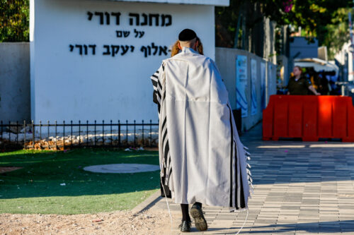 דיון בסרבנות על רקע דתי עשוי לפתוח דיון רחב יותר על סרבנות מצפון בכלל. חרדי בלשכת הגיוס בתל השומר, ספטמבר 2025 (צילום: טל גל / פלאש90) דיון בסרבנות על רקע דתי עשוי לפתוח דיון רחב יותר על סרבנות מצפון בכלל. חרדי בלשכת הגיוס בתל השומר, ספטמבר 2025 (צילום: טל גל / פלאש90)