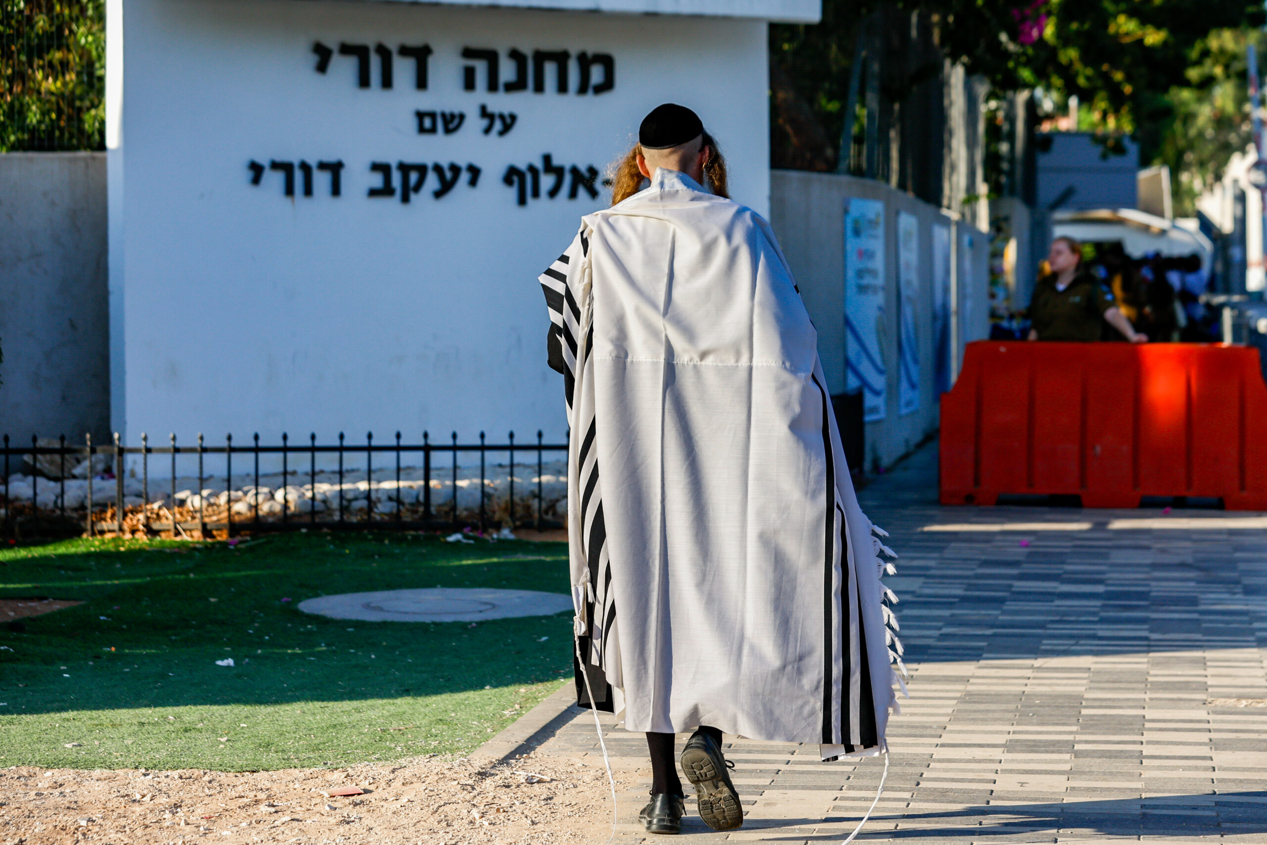 דיון בסרבנות על רקע דתי עשוי לפתוח דיון רחב יותר על סרבנות מצפון בכלל. חרדי בלשכת הגיוס בתל השומר, ספטמבר 2025 (צילום: טל גל / פלאש90)