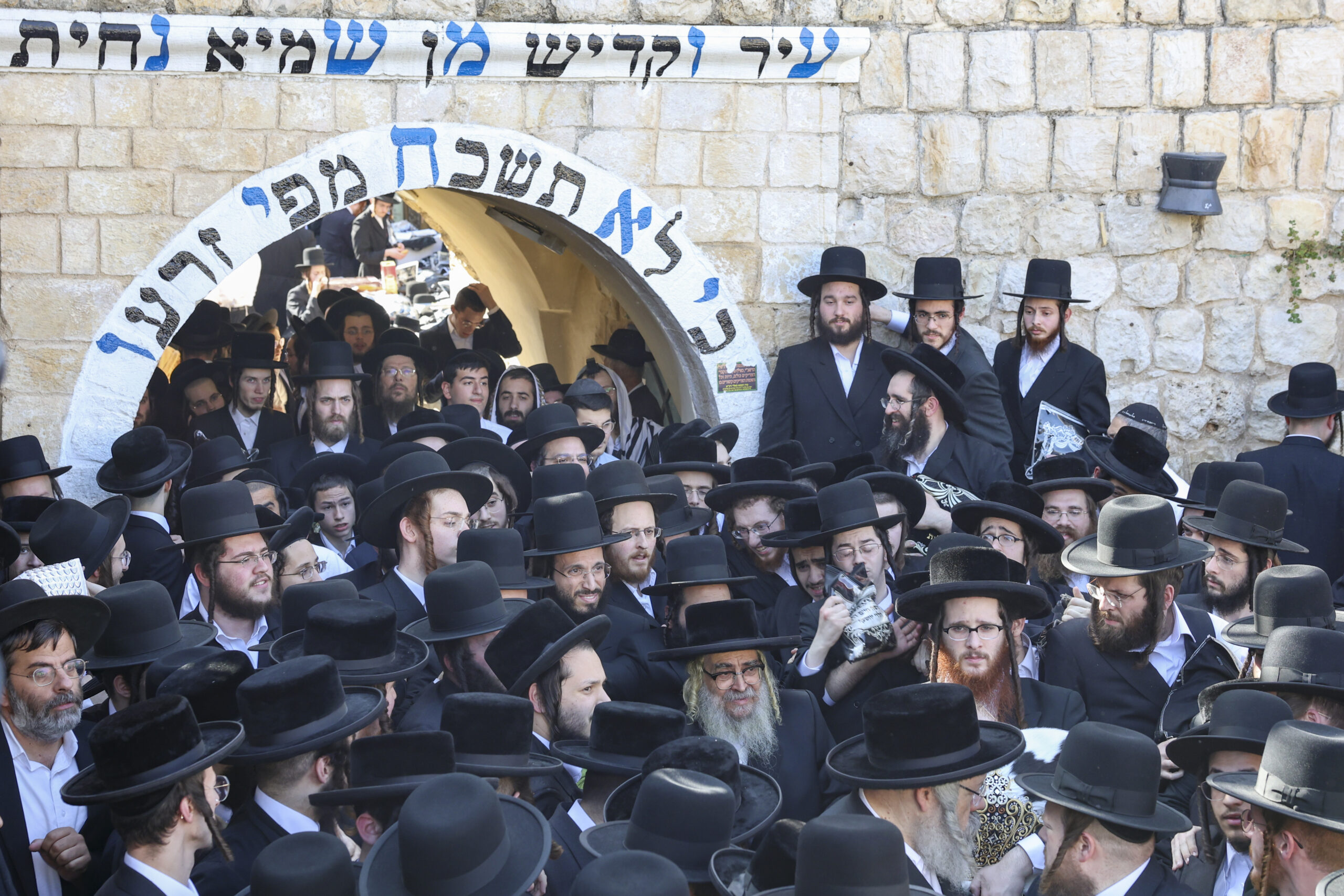 נשבעים לא למרוד בגויים. הרבי מסאטמר אהרן טייטלבאום בביקור בקבר הרשב"י בהר מירון, נובמבר 2025 (צילום: דוד כהן / פלאש90)