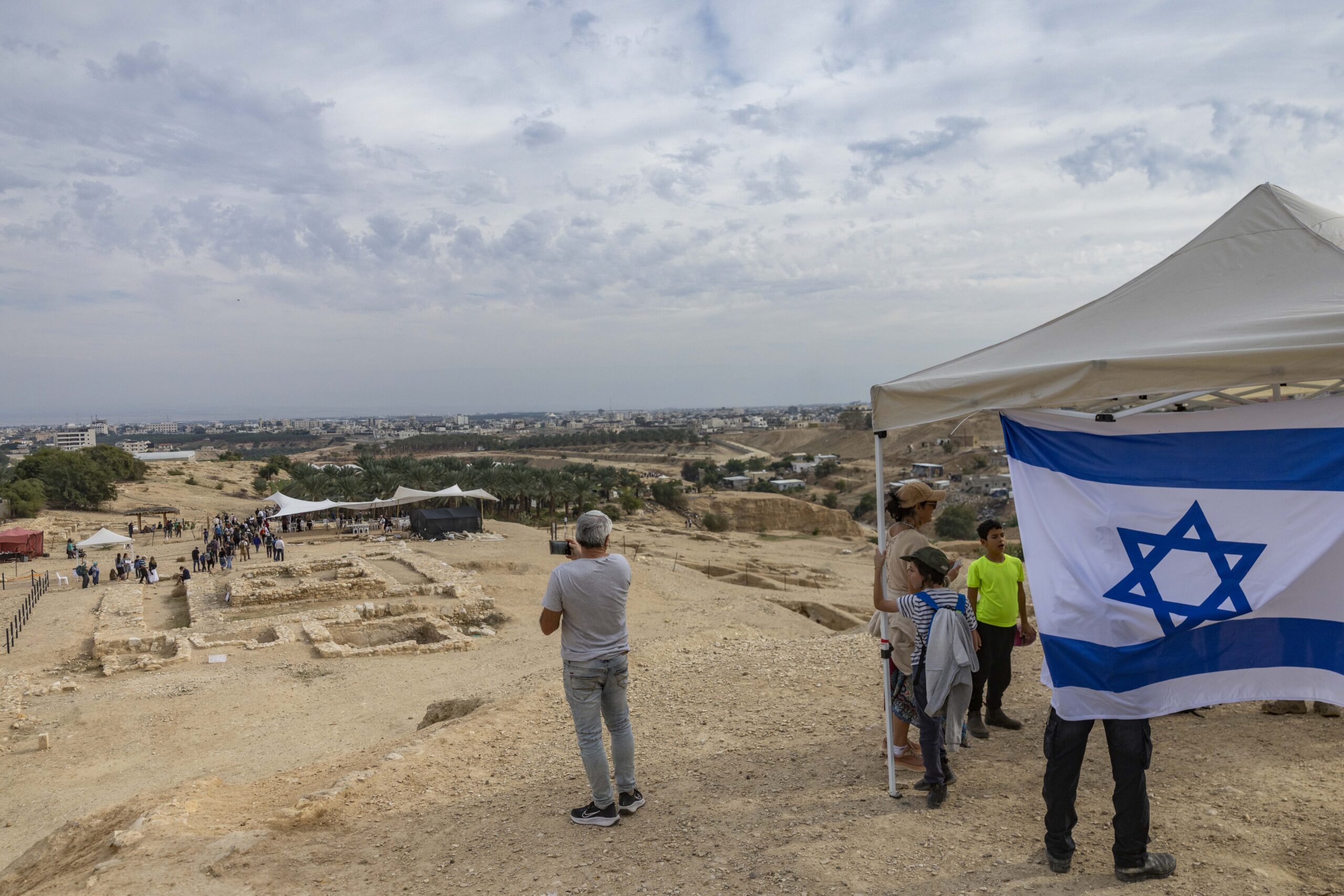 "כל מקום שייבנה על המורשת של העם היהודי, נחריב אותו". ישראלים מסיירים באתר ארמונות החשמונאים, דצמבר 2025 (צילום: חיים גולדברג / פלאש90)