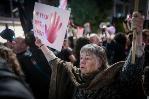 נוכחות יהודית בישובים פלסטיניים יכולה לשדר מסר גם לארגוני הפשיעה וגם למדינה. מפגינה בתל אביב במחאה נגד האלימות והפשיעה ברחוב הערבי, 31 בינואר 2026 (צילום: אבשלום ששוני / פלאש90) נוכחות יהודית בישובים פלסטיניים יכולה לשדר מסר גם לארגוני הפשיעה וגם למדינה. מפגינה בתל אביב במחאה נגד האלימות והפשיעה ברחוב הערבי, 31 בינואר 2026 (צילום: אבשלום ששוני / פלאש90)
