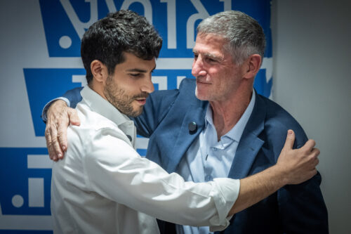 לא האזרחים צריכים לקבוע אם מהלך מסוים מסוכן למדינה, אלא הממשלה. עמרי רונן במעמד ההצטרפות לדמוקרטים של יאיר גולן, 16 בפברואר 2026 (צילום: יונתן זינדל / פלאש90) לא האזרחים צריכים לקבוע אם מהלך מסוים מסוכן למדינה, אלא הממשלה. עמרי רונן במעמד ההצטרפות לדמוקרטים של יאיר גולן, 16 בפברואר 2026 (צילום: יונתן זינדל / פלאש90)