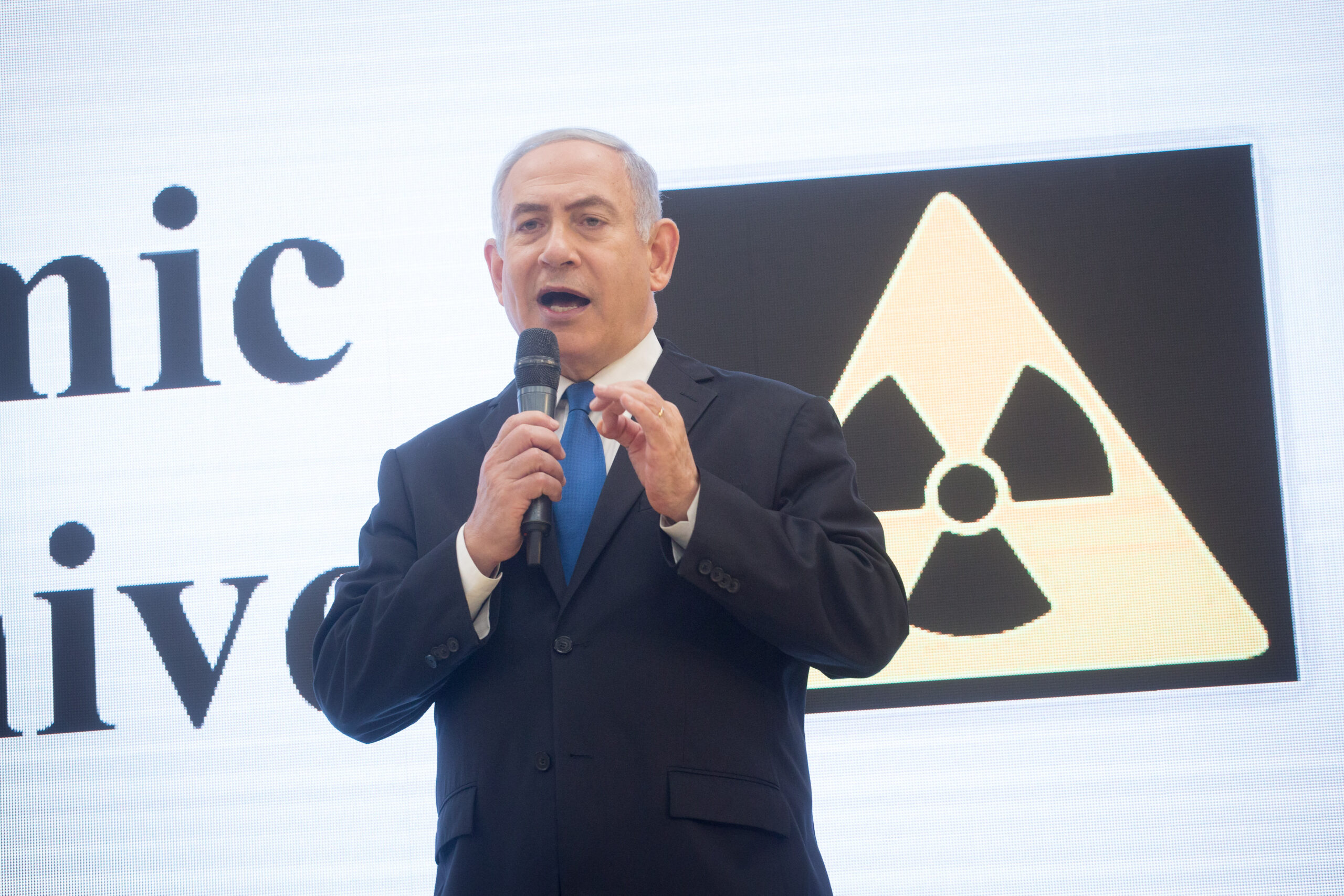 רוצה להיות "הבריון הגרעיני" היחיד במזרח התיכון. בנימין נתניהו מציג את ארכיון הגרעין האיראני שהמוסד הוציא מטהראן, 30 באפריל 2018 (צילום: מרים אלסטר / פלאש90)