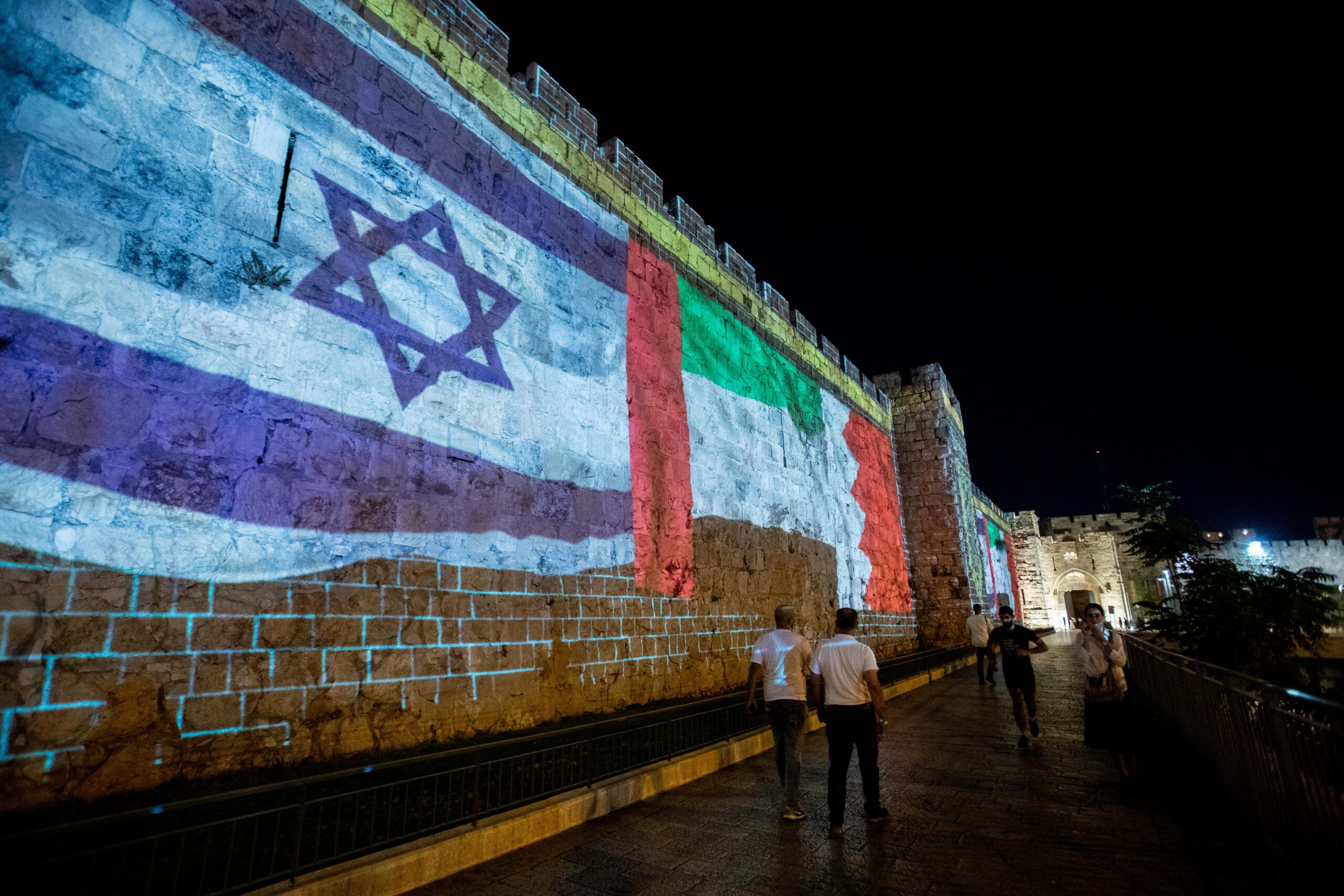 דגלי ארה"ב, איחוד האמירויות, ישראל ובחריין על קיר בעיר העתיקה בירושלים, ב-15 בספטמבר 2020 (צילום: יונתן זינדל / פלאש90)