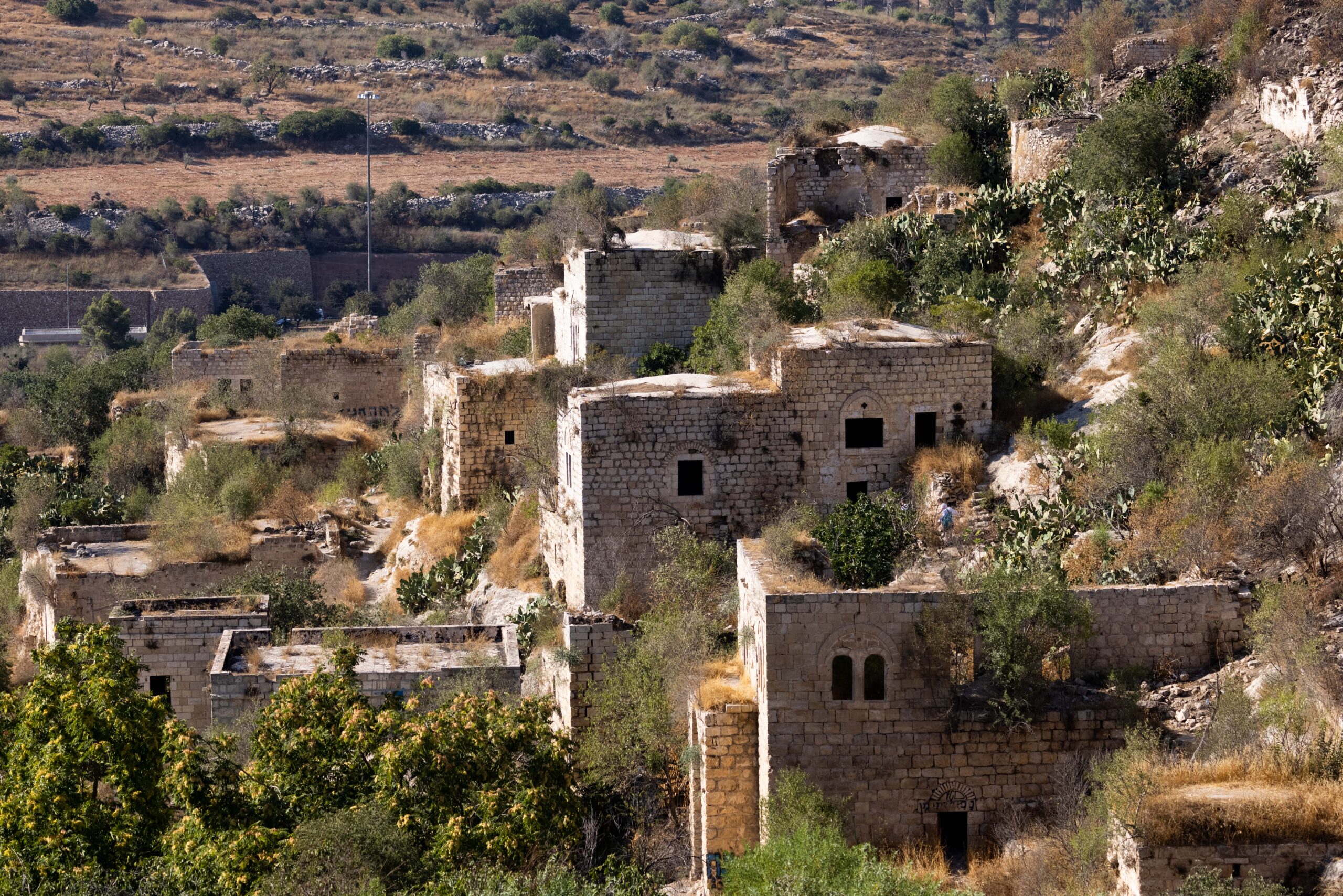 מערומי אבנים שפעם היו קירות בתים. שרידי הכפר ליפתא ליד ירושלים, יולי 2021 (צילום: יונתן זינדל / פלאש90)