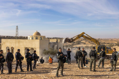 Israeli police guard during the demolish of homes and a Mosque in the Bedouin village of Umm al-Hiran, in the Negev desert, in the Southern Israel, November 14, 2024. Photo by Flash90 *** Local Caption *** אום אל חיראן