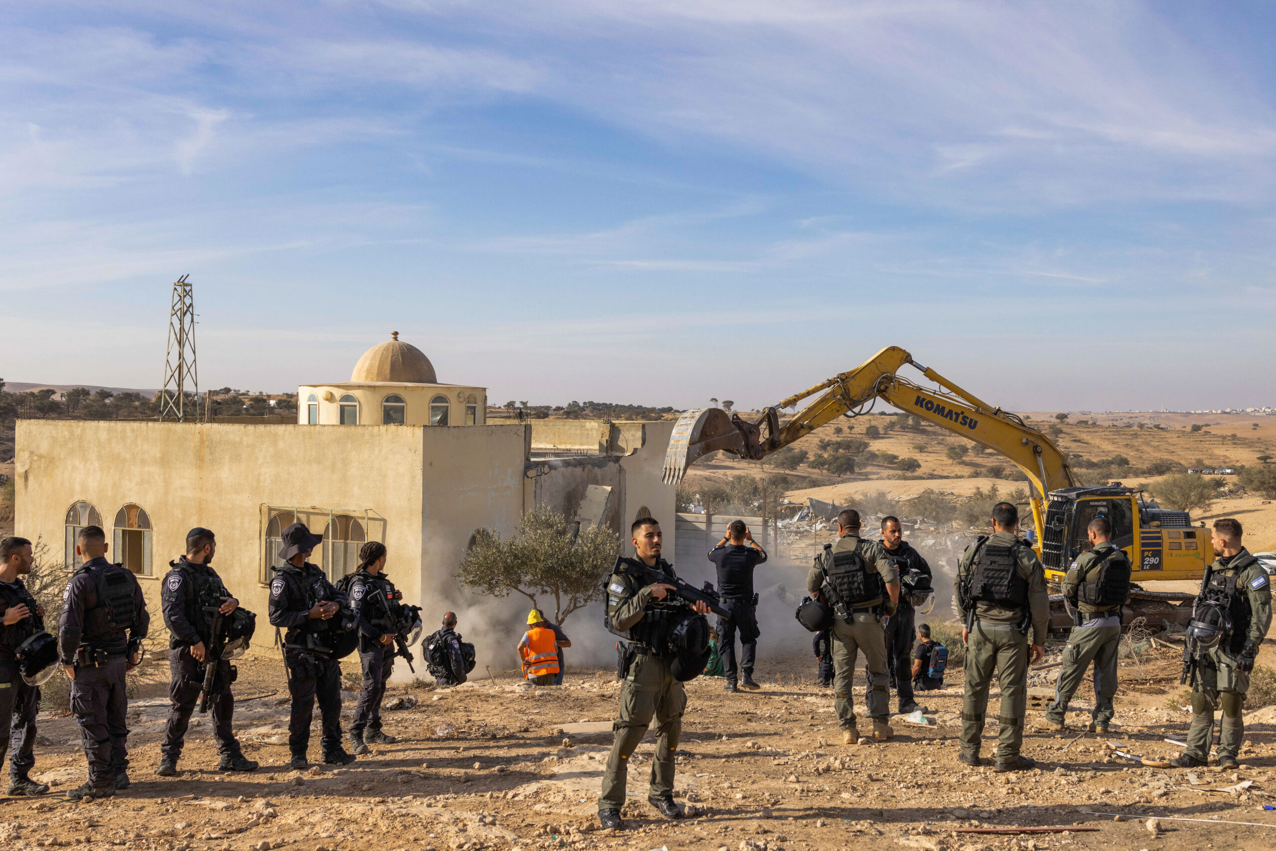 Israeli police guard during the demolish of homes and a Mosque in the Bedouin village of Umm al-Hiran, in the Negev desert, in the Southern Israel, November 14, 2024. Photo by Flash90 *** Local Caption *** אום אל חיראן