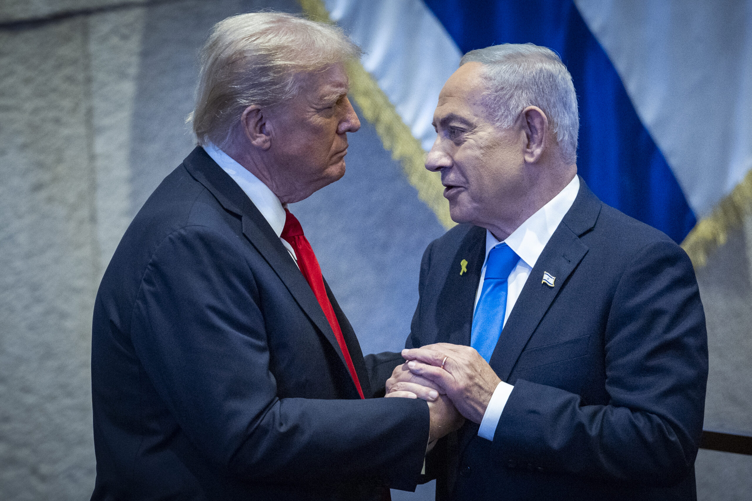 התביעה הישראלית מארה"ב היא לשמר את מעמדה כבריון הגרעיני היחיד באזור. דונלנד טראמפ ובנימין נתניהו בכנסת, 13 באוקטובר 2025 (צילום: יונתן זינדל / פלאש90)