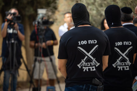 הנימוקים לסגירת התיק לא מחזיקים מים מבחינה משפטית. החיילים שהואשמו בהתעללות בשדה תימן במסיבת עיתונאים, 2 בנובמבר 2025 (צילום: יונתן זינדל / פלאש90)
