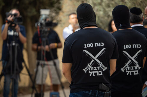 הנימוקים לסגירת התיק לא מחזיקים מים מבחינה משפטית. החיילים שהואשמו בהתעללות בשדה תימן במסיבת עיתונאים, 2 בנובמבר 2025 (צילום: יונתן זינדל / פלאש90) הנימוקים לסגירת התיק לא מחזיקים מים מבחינה משפטית. החיילים שהואשמו בהתעללות בשדה תימן במסיבת עיתונאים, 2 בנובמבר 2025 (צילום: יונתן זינדל / פלאש90)