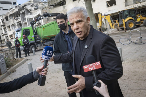 יו"ר האופוזיציה יאיר לפיד מבקר בזירת הנפילה של טיל מאיראן בתל אביב, ב-1 במרץ 2026 (צילום: חיים גולדברג / פלאש90) יו"ר האופוזיציה יאיר לפיד מבקר בזירת הנפילה של טיל מאיראן בתל אביב, ב-1 במרץ 2026 (צילום: חיים גולדברג / פלאש90)