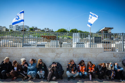 הנחות היסוד שעליהן התבססה המתקפה הישראלית-אמריקאית היו שגויות. אזרחים מוצאים מחסה בעת הלוויה בבית שמש, 2 במרץ 2026 (צילום: יונתן זינדל / פלאש)