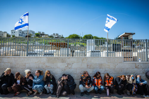הנחות היסוד שעליהן התבססה המתקפה הישראלית-אמריקאית היו שגויות. אזרחים מוצאים מחסה בעת הלוויה בבית שמש, 2 במרץ 2026 (צילום: יונתן זינדל / פלאש) הנחות היסוד שעליהן התבססה המתקפה הישראלית-אמריקאית היו שגויות. אזרחים מוצאים מחסה בעת הלוויה בבית שמש, 2 במרץ 2026 (צילום: יונתן זינדל / פלאש)