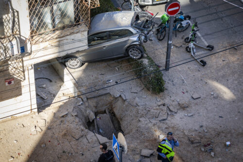 זירת נפילה של שברי טיל מאיראן בתל אביב, ב-8 במרץ 2026 (צילום: חיים גולדברג / פלאש90) זירת נפילה של שברי טיל מאיראן בתל אביב, ב-8 במרץ 2026 (צילום: חיים גולדברג / פלאש90)