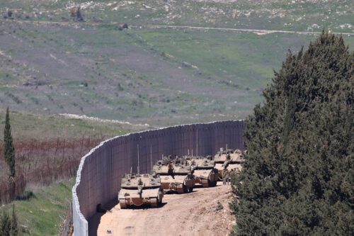 כלי רכב צבאיים וטנקים בגבול עם לבנון, ב-8 במרץ 2026 (צילום: דוד כהן / פלאש90) כלי רכב צבאיים וטנקים בגבול עם לבנון, ב-8 במרץ 2026 (צילום: דוד כהן / פלאש90)