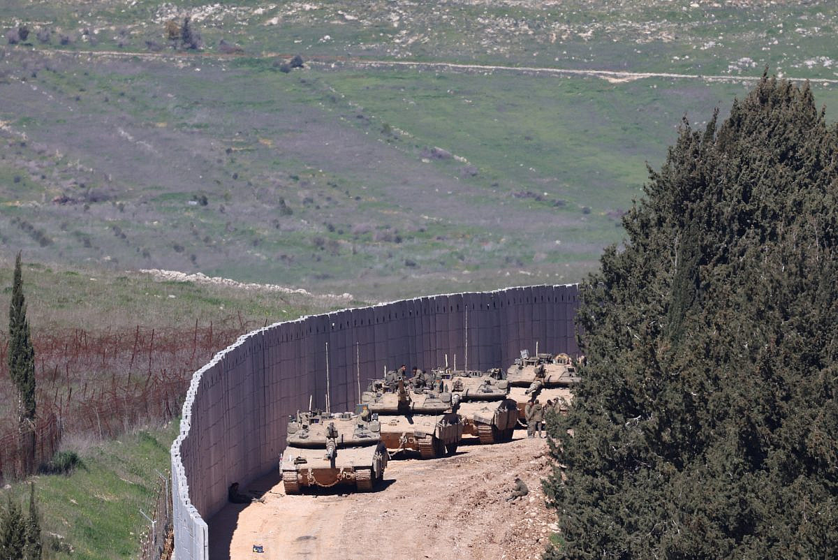 כלי רכב צבאיים וטנקים בגבול עם לבנון, ב-8 במרץ 2026 (צילום: דוד כהן / פלאש90)