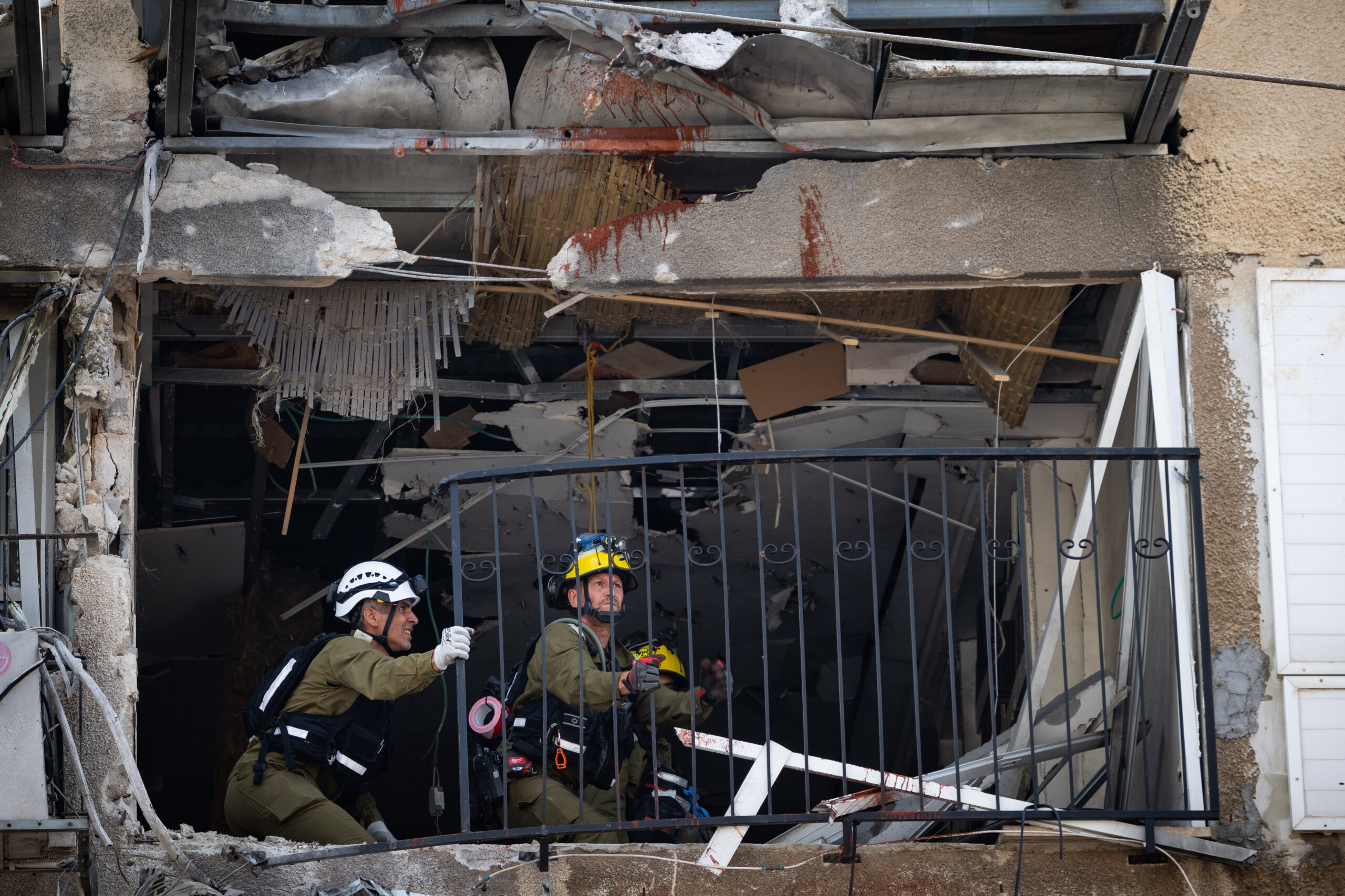 מערכות ההגנה מותשות. פגיעה בבית בבני ברק, 15 במרץ 2026 (צילום: חיים גולדברג / פלאש90)