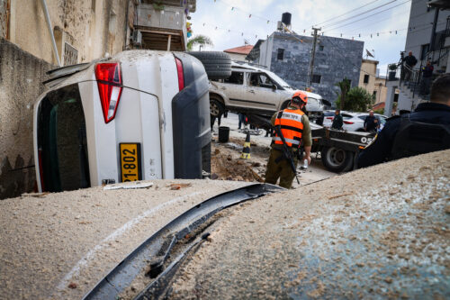 זירת נפילת טיל מאיראן בכפר קאסם, ב-26 במרץ 2026 (צילום: יונתן שאול / פלאש90)