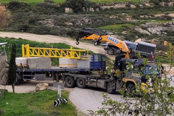 הצבת שער חדש בכפר ביתין שליד רמאללה השבוע (צילום: באדיבות התושבים)