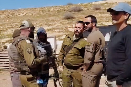 מח"ט הבקעה גלעד שריקי (מימין) בביקור בקהילת רועים בצפון בקעת הירדן, ב-8 במרץ 2026 (צילום: "פעילי צפון בקעת הירדן")