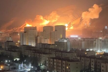 גם בתרחיש הבלתי סביר של פלישה קרקעית רחבה לאיראן, אין שום הבטחה לכך שהמשטר ייפול. הפצצה במערב טהראן, 1 במרץ 2026 גם בתרחיש הבלתי סביר של פלישה קרקעית רחבה לאיראן, אין שום הבטחה לכך שהמשטר ייפול. הפצצה במערב טהראן, 1 במרץ 2026