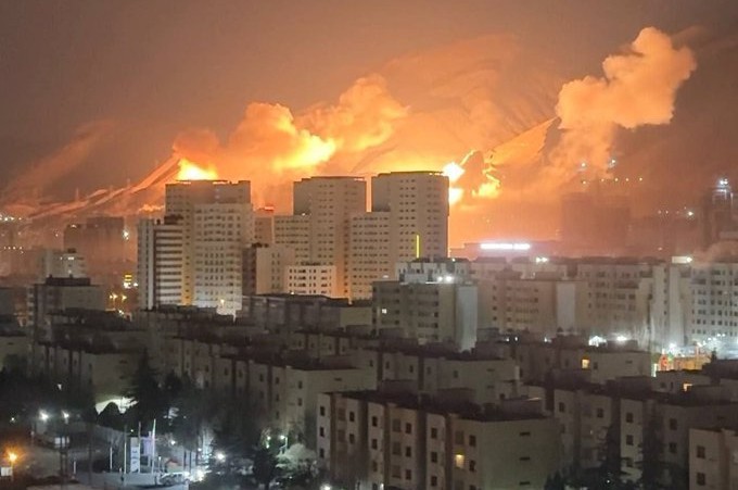 גם בתרחיש הבלתי סביר של פלישה קרקעית רחבה לאיראן, אין שום הבטחה לכך שהמשטר ייפול. הפצצה במערב טהראן, 1 במרץ 2026