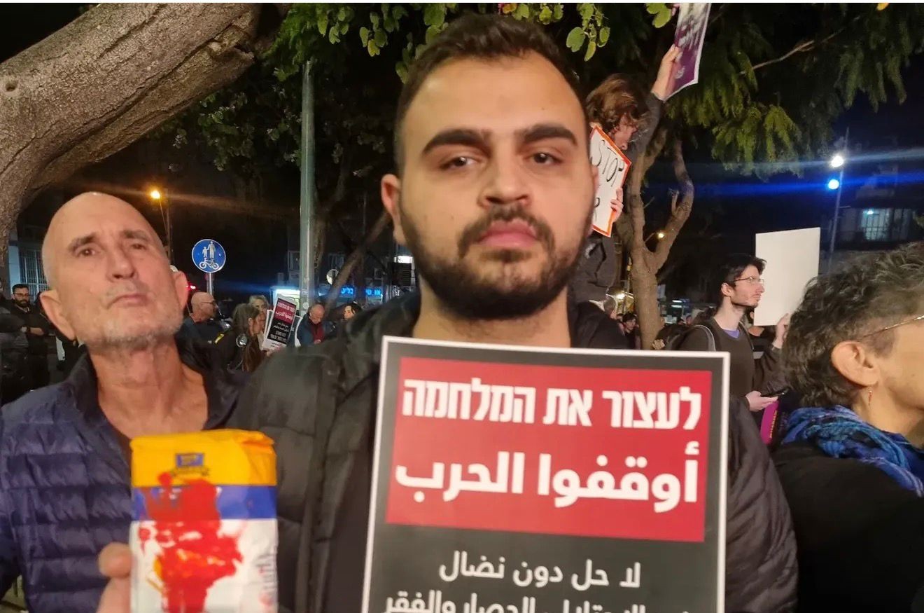 לא צריך לתמוך בח'אמנהאי כדי להבין שהוא דמות היסטורית בלתי מתפשרת". מג'ד אסדי בהפגנה נגד המלחמה 