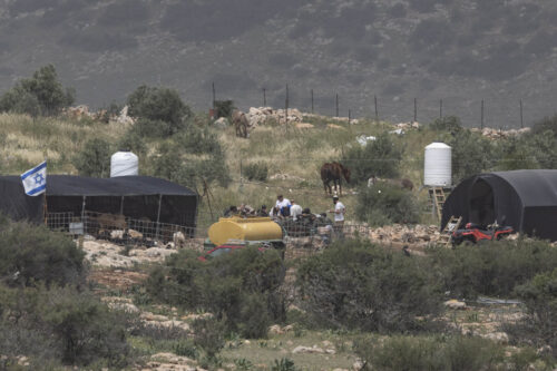 מתנחלים וחיילים במאחז החדש שהוקם על אדמות הכפר אל-עקבה (צילום: אורן זיו) מתנחלים וחיילים במאחז החדש שהוקם על אדמות הכפר אל-עקבה (צילום: אורן זיו)