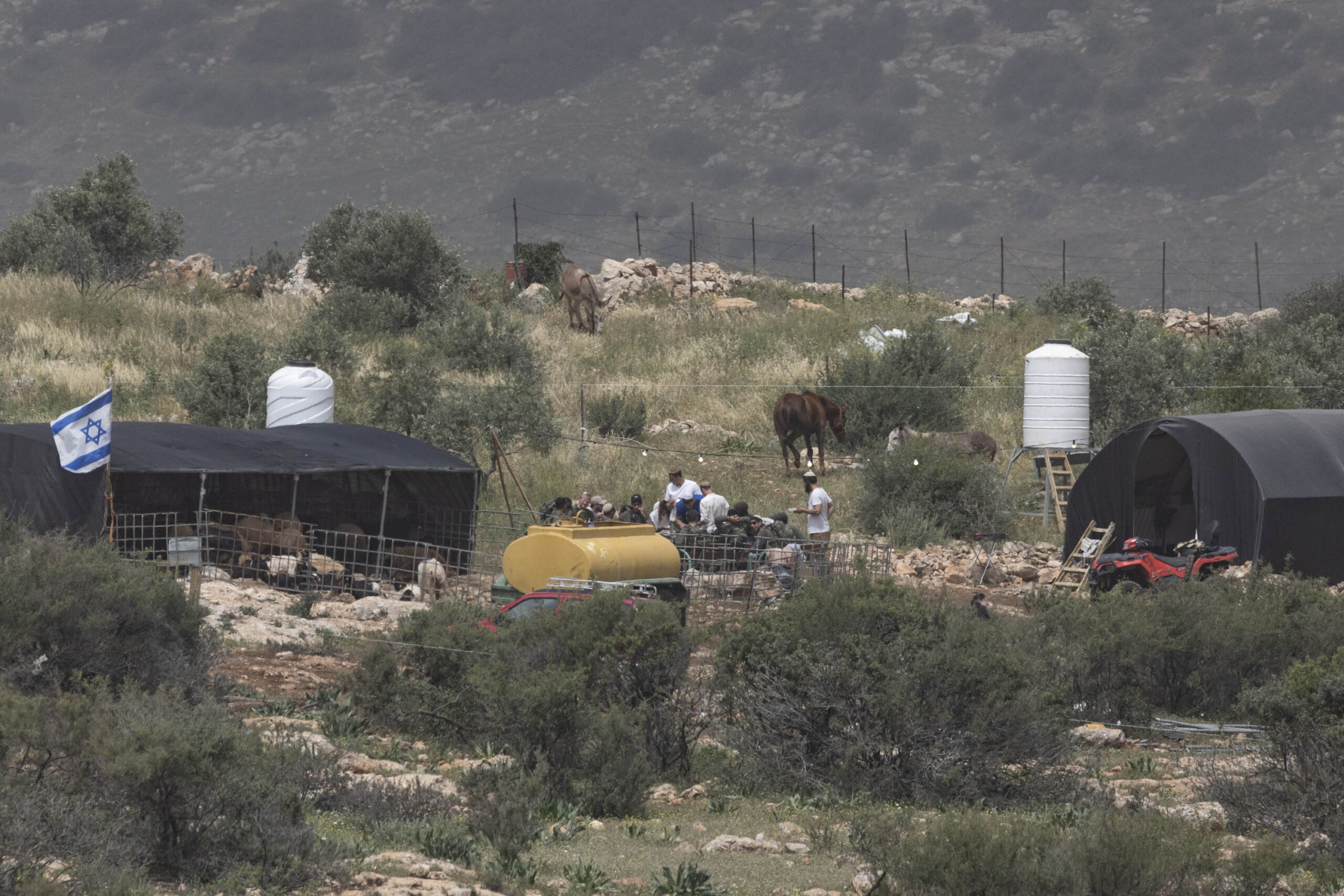 מתנחלים וחיילים במאחז החדש שהוקם על אדמות הכפר אל-עקבה (צילום: אורן זיו)