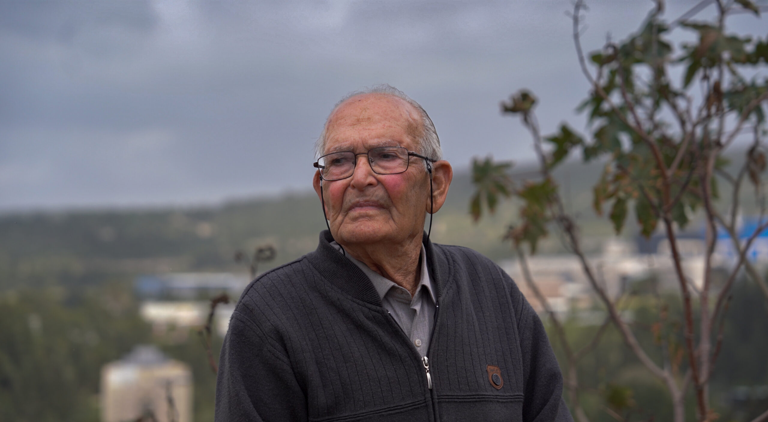 "אל-מג׳ידל היה כפר גדול ומרכזי". איבראהים קסאברי (אבו עמאד), יליד הכפר אל-מג'ידל, שממנו גורשו הוא ומשפחתו ב-1948, אפריל 2026 (צילום: תמנה רוז פרץ)