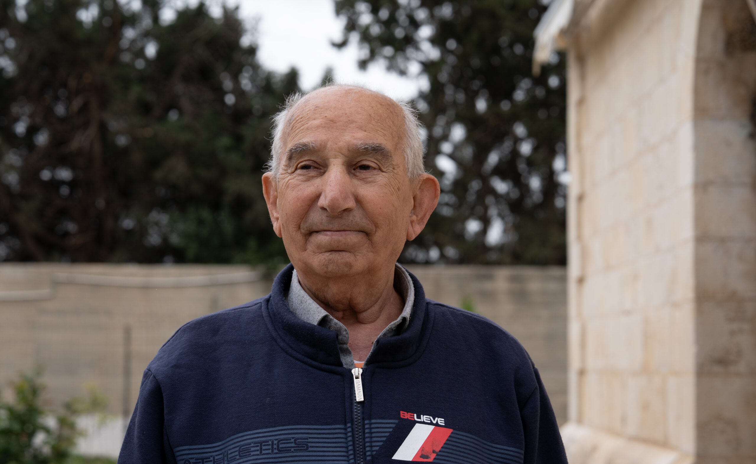 "הכול חוזר כמו סרט". ג׳אזי ערוק, יליד הכפר אל-מג'ידל, שממנו גורשו הוא ומשפחתו ב-1948, אפריל 2026 (צילום: תמנה רוז פרץ)