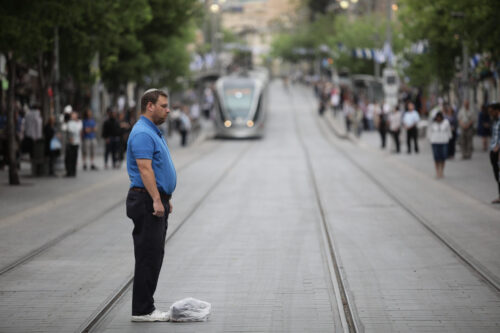 .צפירת יום השואה במדינה נטולת בושה היא צליל נעדר תוכן. צפירת יום השואה בירושלים, מאי 2019. (צילום: אהרון קרון / פלאש90) צפירת יום השואה במדינה נטולת בושה היא צליל נעדר תוכן. צפירת יום השואה בירושלים, מאי 2019. (צילום: אהרון קרון / פלאש90)