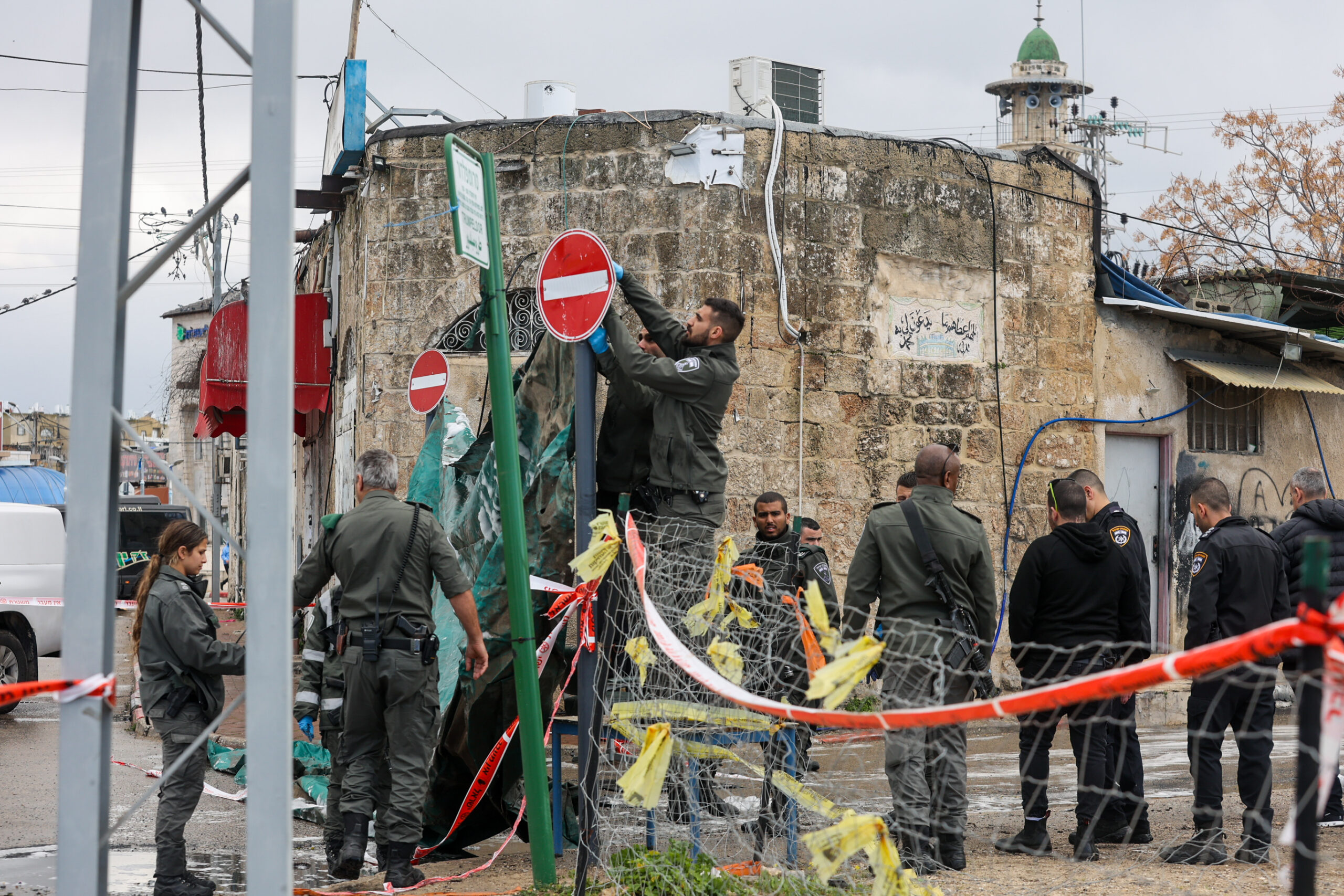 Police officers at the scene where a man killed in a car explosion in Lod, central Israel, on February 15, 2023. Photo by Jonathan Shaul/Flash90
