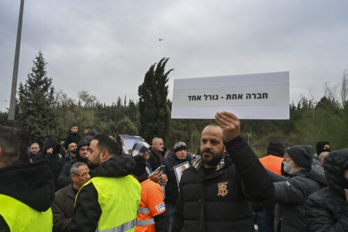 על רקע האיום על עצם קיומנו, אין לנו פריבילגיה לעמוד מהצד. הפגנה בסח'נין נגד ארגוני הפשע בחברה הערבית, 22 בינואר 2026 (צילום: מיכאל גלעדי / פלאש90) על רקע האיום על עצם קיומנו, אין לנו פריבילגיה לעמוד מהצד. הפגנה בסח'נין נגד ארגוני הפשע בחברה הערבית, 22 בינואר 2026 (צילום: מיכאל גלעדי / פלאש90)