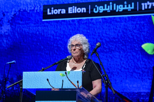 "אוכל, אולי, יום אחד לשבת על קברו של בני וללחוש: 'אתה שומע, בן שלי? זה קרה. אנחנו חיים יחד בשותפות ובשוויון". ליאורה אילון בטקס יום הזכרון הישראלי-פלסטיני, 20 באפריל 2026 (צילום: אבשלום ששוני / פלאש90) "אוכל, אולי, יום אחד לשבת על קברו של בני וללחוש: 'אתה שומע, בן שלי? זה קרה. אנחנו חיים יחד בשותפות ובשוויון". ליאורה אילון בטקס יום הזכרון הישראלי-פלסטיני, 20 באפריל 2026 (צילום: אבשלום ששוני / פלאש90)
